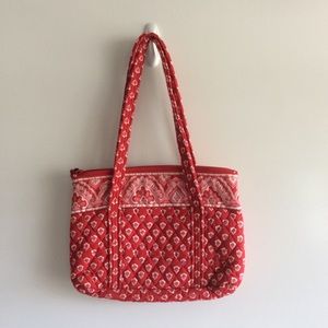 VERA BRADLEY SHOULDER BAG.
